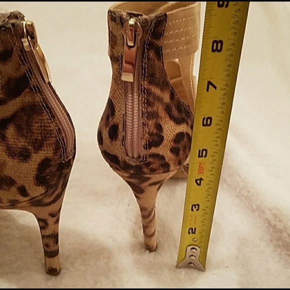 ABS Allen Schwartz Strappy Cheetah Pumps - Picture 2 of 2